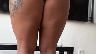 Ona rasteže anus za žestoko analno jebanje u kućnom stilu. Njena velika guza u donjem rublju prima svaki udarac.