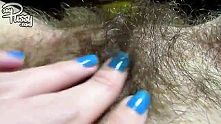 Grande Clitoride di Figa Pelosa Appiccicosa in Primo Piano