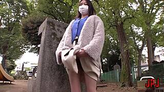 나는 결혼한 아시안 여자로 야외에서 털난 보지를 플래싱해