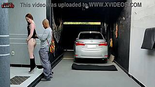 Vau! Katso tämä kuuma vaimo yllättävän miehensä seksikkäillä alusvaatteilla ja intensiivisellä perse naidolla!