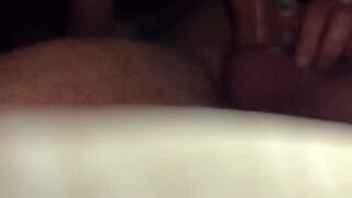 Golpeando coño peludo perfecto en primer plano