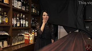 Forhandlinger Blir Varme Med Vakker Bar Eier For Porno Debut