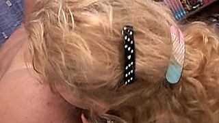 Cougars italiana calda stuzzica con mosse sensuali