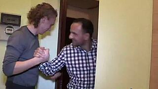 देस्परेट लवर हॉट फ्रेंड को कैश के लिए एक्स-गर्लफ्रेंड को स्क्रू करने देता! शॉकिंग डील!