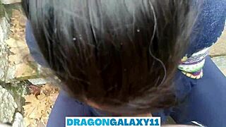 ممارسة شفاه في الهواء الطلق في الحديقة بينما الجيران قد يرون صدرها الطبيعي