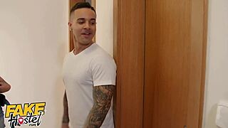 Uhh, pacar selingkuh ngewe backpacker remaja 18+ sementara pacar di kamar sebelah, oops!