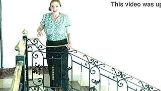 Vruća bučna baka MariaOld zavodi u tesnim čarapama.