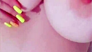 年轻女仆大奶子为老板加薪拍近景...哇！ 😍