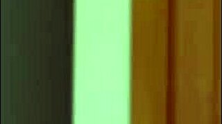 זוג חובבים נהנים מאינטימיות בוקר בזמן שבייביסיטר לא מודעת צופה