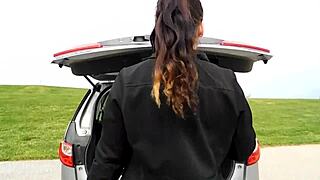 대담한 전시증 환자가 공공에서 작은 18+ 미니스커트로 엉덩이 구멍과 보지 번쩍여