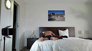 מילף שולטת בזין הענק של בחור צעיר