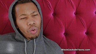 Pawg жадно смуче големия черен кур на писателя за забавление.