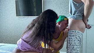 Gledam, kako cuckold sesa tujca, medtem ko on trdo jebe mojo ženo.