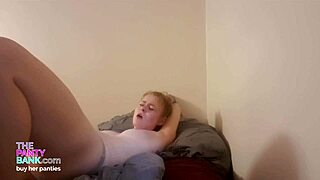 Adorable rousse pâle jouit fort encore et encore