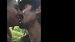 Молодая стеснительная русская девчонка делает минет на улице в немецком лесу