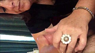 Érett csaj ad szakértő szopást