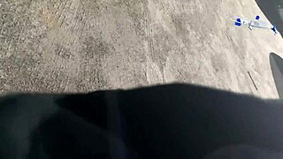 Novinha del gym ofrece regalo picante para llevarla a casa