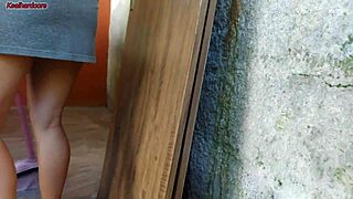 Kurviges Dienstmädchen nimmt Ehemanns Monsterschwanz im Haus, während Frau weg ist