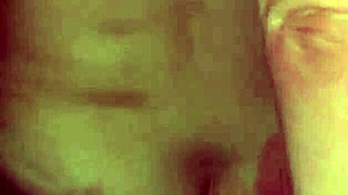 Anđeoska bebisiterka jebe se otpozadi od svog pohotnog šefa