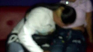 Latino babe ližu jedna drugu u klubu