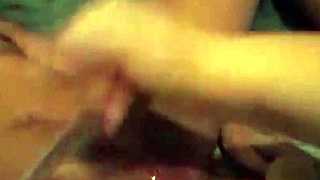 Esposa fode o cu do marido, ordenha a próstata e cobre ele de porra