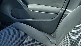 Esposa Swinger Chupa Pau Preto Grande Fora da Casa do Marido!