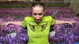 Anastasia Mistress sa jebe obrovským dildom v análnej hre