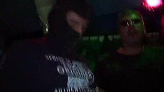 Adolescente 18+ alemana rechoncha follada duro en orgía salvaje de gangbang en club nocturno