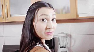 Jugueteando con mi prima salvaje en la cocina