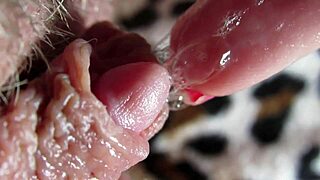 एक्सट्रीम क्लोजअप मेरी ह्यूज थ्रॉबिंग क्लिट हेड का।