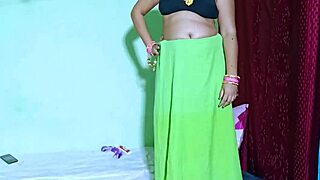 देसी वाइफ कोमल वैलेंटाइन से पहले पड़ोसी से रफ डॉगीस्टाइल मिलती है