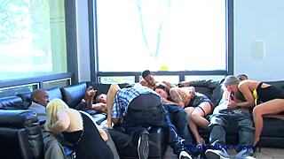 Још једна дивља међурасна оргija са гладним лезбијкама у лову