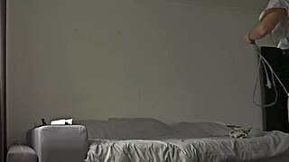 Olgun Karı Kocanın Arkadaşını Gizlice Sikiyor