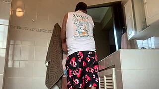 Γαμάω τη γυναίκα του καλύτερου φίλου μου κρυφά ενώ είναι στο διπλανό δωμάτιο.