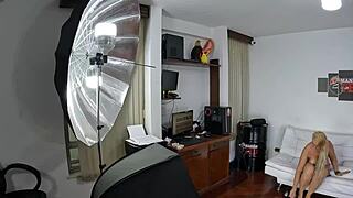 Tiffany Montavani gola na backstage fotografisanju sa obrijanom pičkom. Pogledaj njenu veliku pičku izbliza!