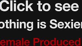 נינה עם שיער מתולתל נהנית מפעולה קשה על הדגדגן