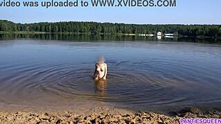 Gola devojka smelo skače u vodu javne plaže