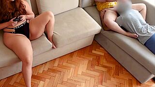 О боже, јебао ме док је полусјестра играла игре... мислим, вау!