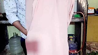 देसी सालि जीजू को ड्रेन करती है और अपनी बूब्स पर स्पिल करती है! 😜