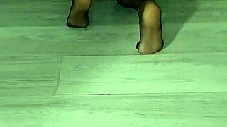 Ej, turbanli zrela dama u najlon čarapama čisti podove, prokleto je vruća... video si ovo?