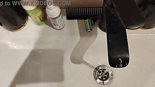 Хеј, хајде да радимо сензуалну узајамну мастурбацију с мојом бујном посестримом, гледајући како свршава на сисе након прстију.