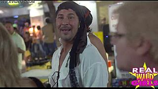 哟，看这些幻想节骚货在街上闪现！