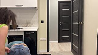 Je n'arrive pas à croire que j'ai regardé ma femme perverse lécher le cul du plombier juste devant moi.