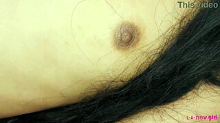 ברונטית סקסית חושפת את הגוף שלה בסשן קסטינג לוהט