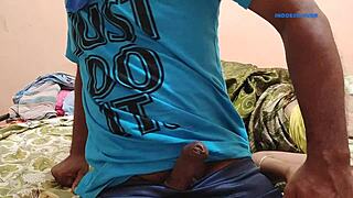 हॉट टीन वाइफ और सेल्स बॉय कंडोम के साथ एक्सएक्सएक्स वीडियो में फक करते हैं!