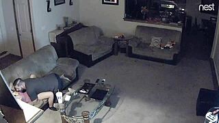 Жена поймана на измене скрытой камерой в сыром действии