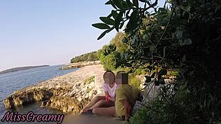 Najstniška učiteljica mi sesa na javni hrvaški plaži! Tako tvegano z ljudmi blizu! 😳