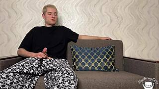 Üvey kardeş utangaç üvey kız kardeşini sert sik için kandırıyor, gerçek boşalma için