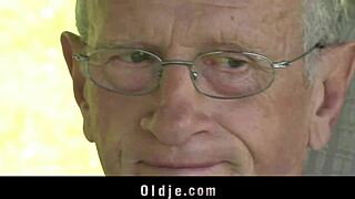 Молодая девчонка глотает сперму в уличной сессии в позе собаки