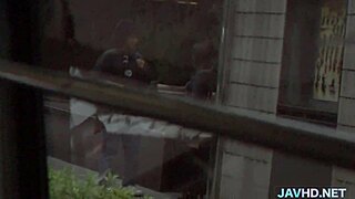 可爱女友在亚洲场景中吸硬鸡巴